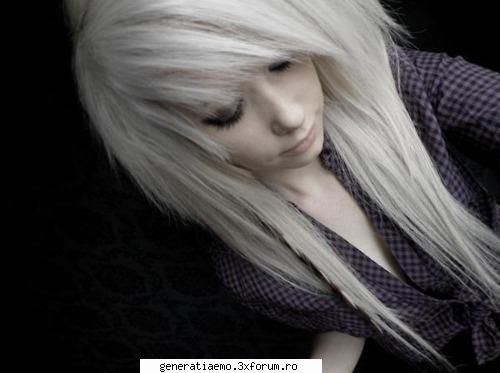 tipa e superba.=3 poze cu fete emo