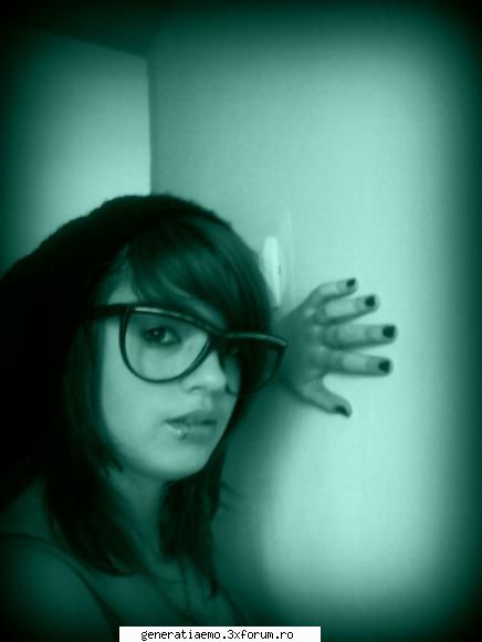 shi asta poze cu fete emo